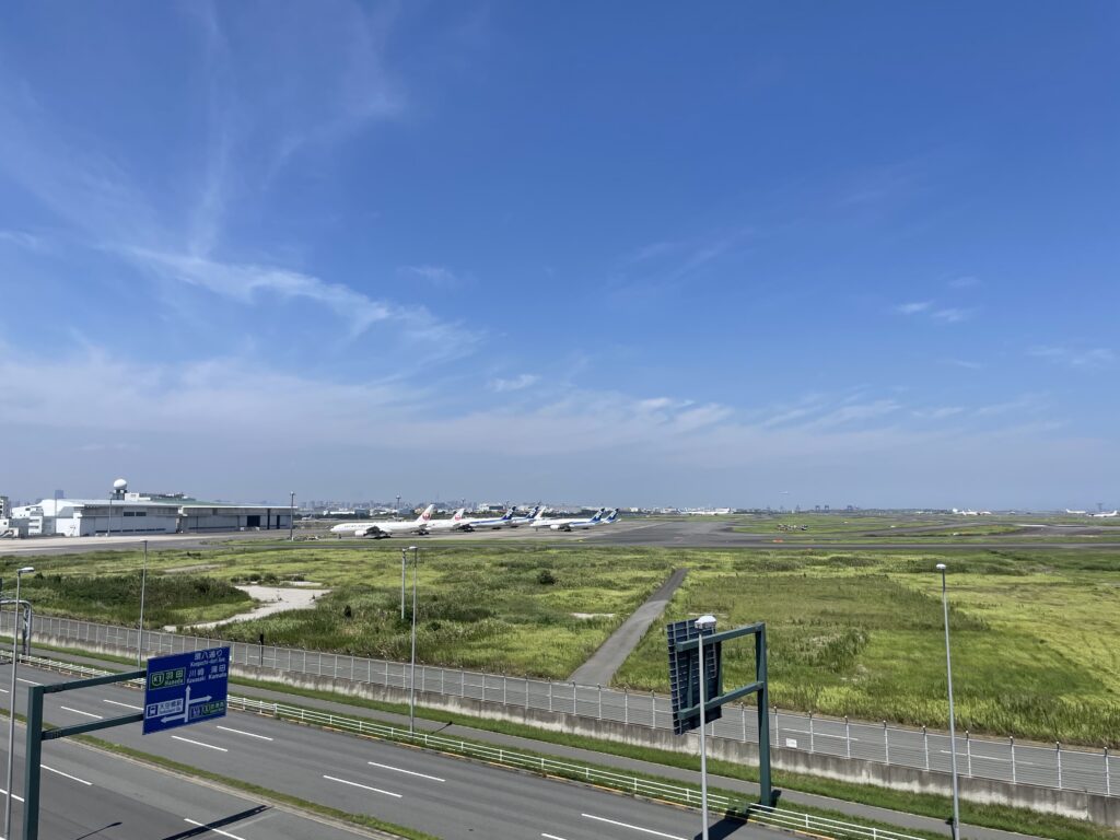 足湯スカイデッキから見た空港の風景１